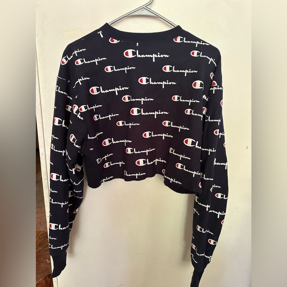 Champion cropped navy blue sweatshirt.